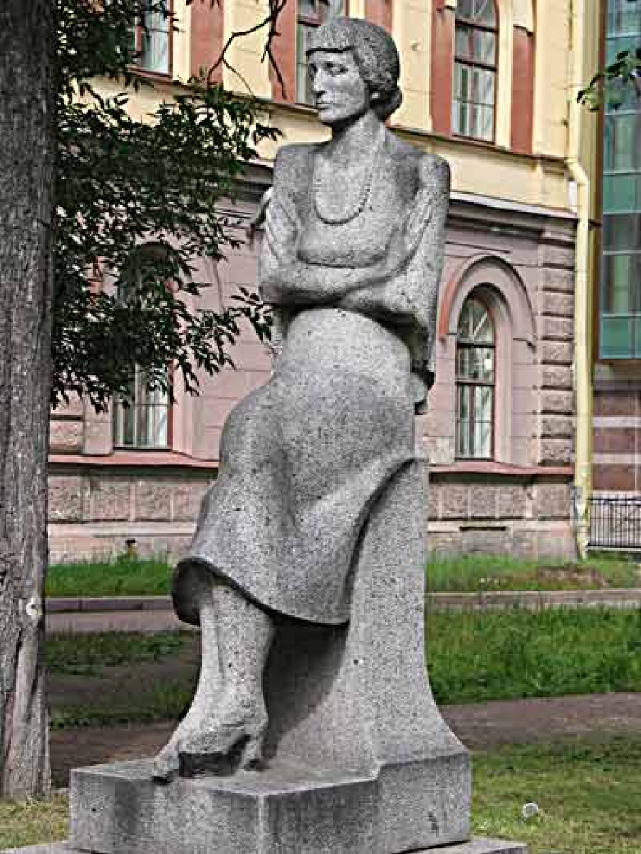 2 сентября 1991 г. состоялось торжественное открытие памятника А.А. Ахматовой во дворе гимназии